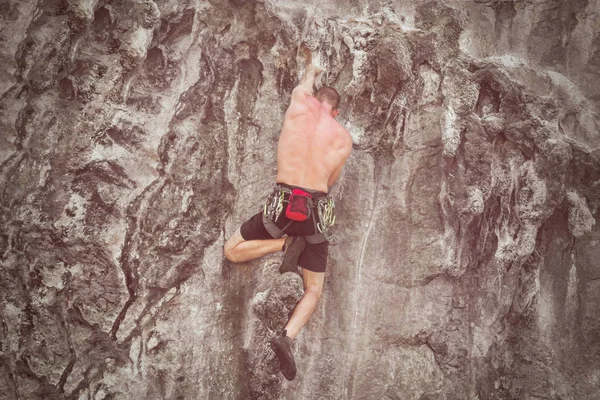Jovem Alpinista Sexo Masculino Escalando Uma Parede Rocha Tonificado — Fotografia de Stock