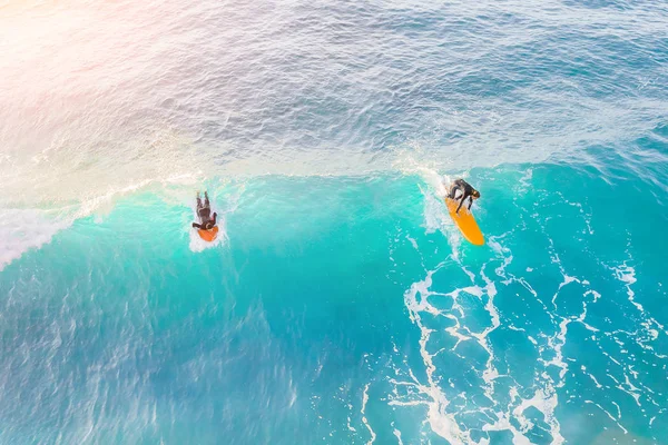 Dois Surfistas Oceano Dia Ensolarado Vista Superior — Fotografia de Stock