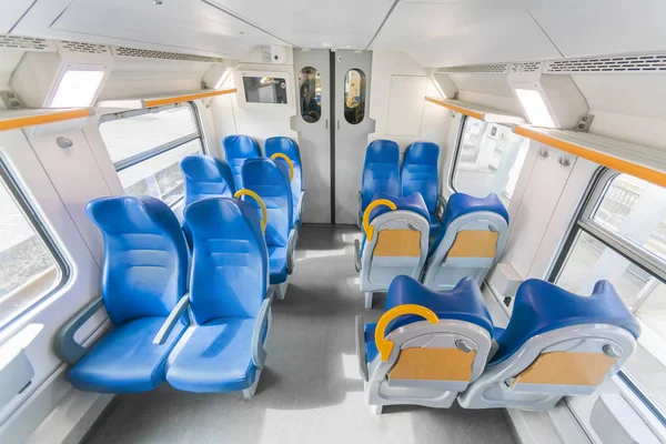 Bir yolcu treni boş mavi sandalye ile iç