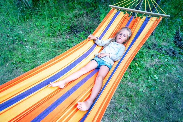 少女屋外でハンモックでリラックス 夏キャンプ 休暇の概念 — ストック写真