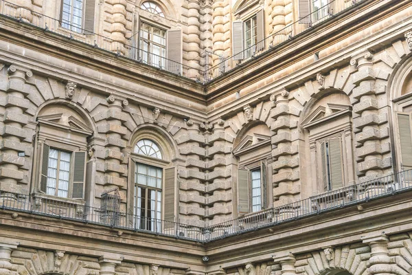 Façade Ancien Bâtiment Avec Fenêtres Cintrées Sculptures — Photo