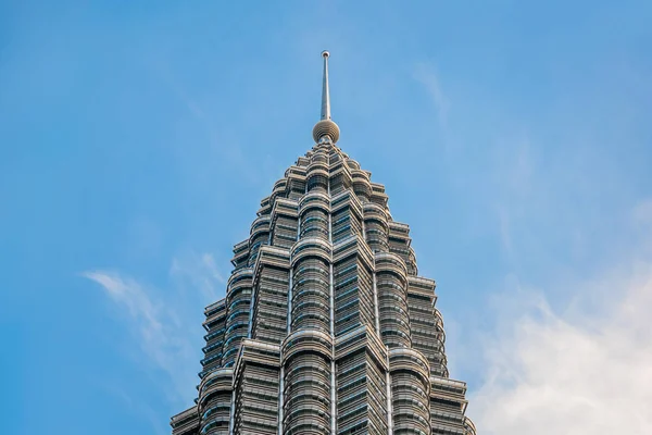 Turm Eines Modernen Wolkenkratzers Mit Einem Turm Gegen Den Himmel — Stockfoto