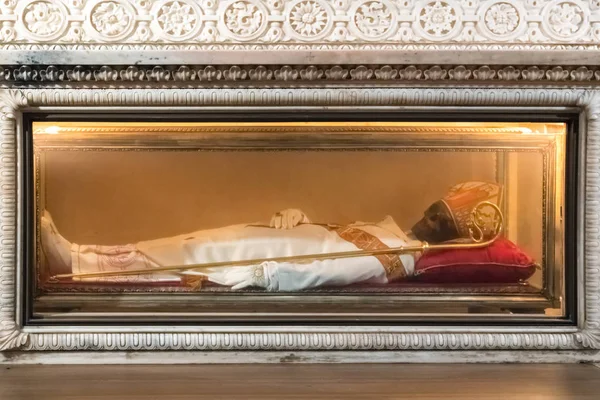 Açık mezar, cam arkasında emanetler