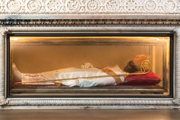 Открытая гробница, реликвии за стеклом
