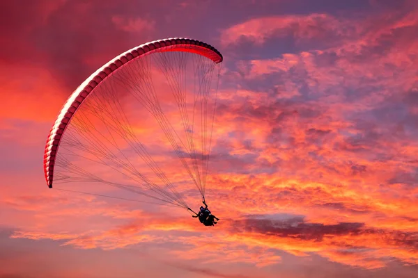Gleitschirmfliegen Himmel Bei Sonnenuntergang — Stockfoto