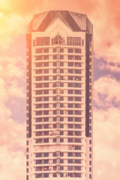 日光のモダンな高層ビル — ストック写真