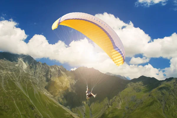 Paragliding Padákové Létání Obloze Nad Horami — Stock fotografie