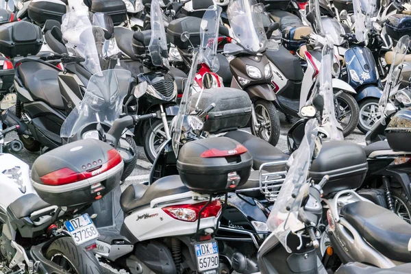 Viele Motorroller Auf Dem Parkplatz Vermietung Von Motorrollern — Stockfoto