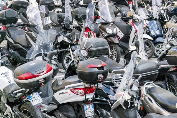 Montón Scooters Estacionamiento Alquiler Scooters — Foto de Stock