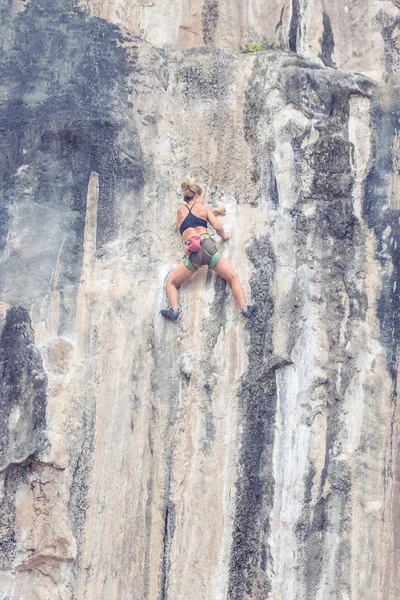 崖を登る若い女性 — ストック写真