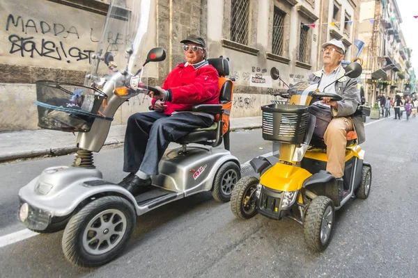 Palermo, İtalya, 31 Ekim 2017: Büyük engelliler için elektrikli scooter üzerinde cadde boyunca ata binip