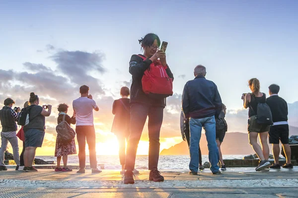 Porto Venere, İtalya, 9 Ekim 2017: Deniz günbatımı fotoğraf çekme turist Grup