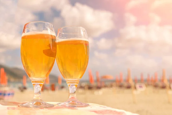 Dois Copos Vidro Com Cerveja Praia — Fotografia de Stock