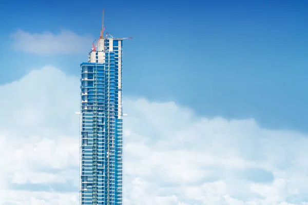 Rascacielos Construcción Contra Cielo Azul Espacio Copia — Foto de Stock