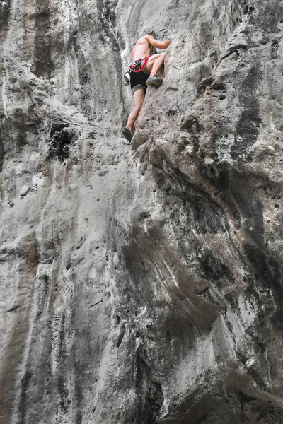 Rock Climber Seu Caminho Desafiador Para Cima — Fotografia de Stock