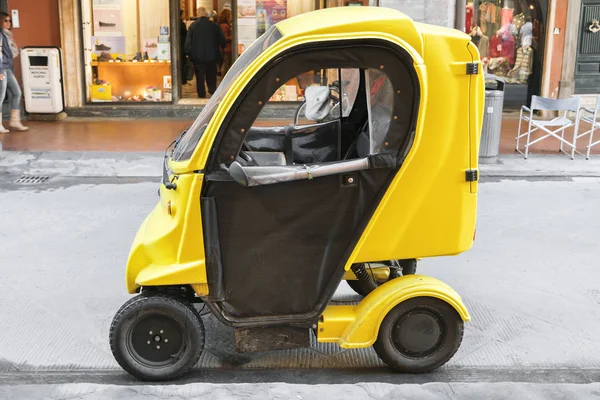 Kleine Gele Één Auto Geparkeerd Stad — Stockfoto