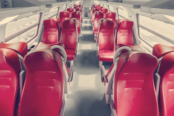 Bir yolcu treni boş kırmızı sandalye ile iç