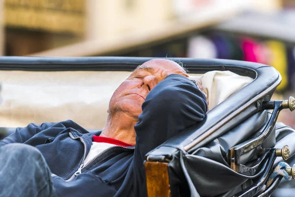 高齢者コーチマンは馬車で寝ているパレルモ イタリア 2017 — ストック写真