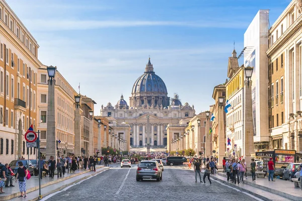 Vatikan şehri, Roma, İtalya, 21 Ekim 2017: İnsanlar sokakta St Peter's Bazilikası Vatikan bakan