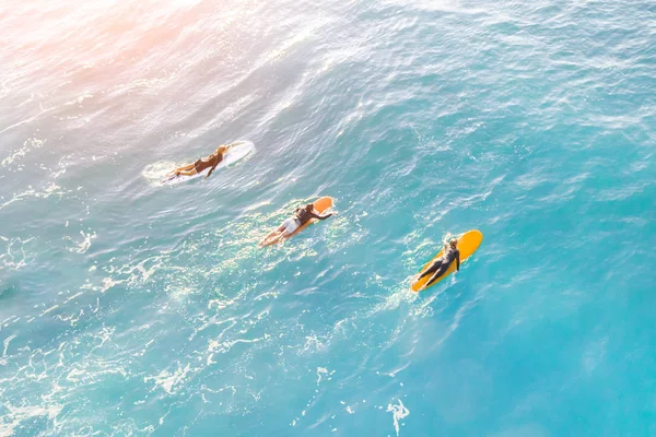 海の3人のサーファーのトップビュー — ストック写真