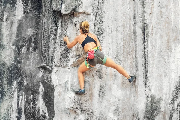 Jeune Femme Grimpeuse Escalade Une Falaise Sans Attache — Photo