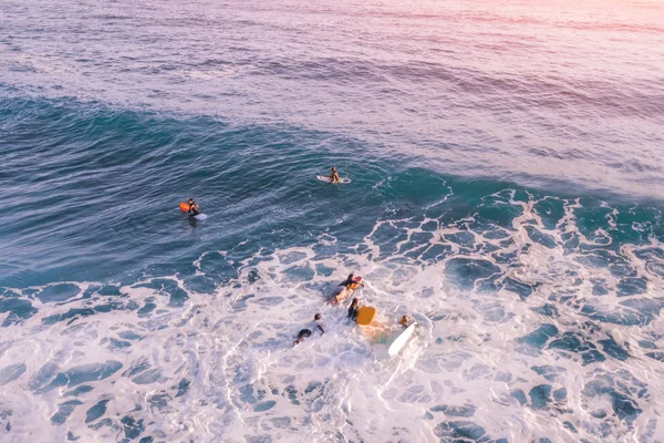 Grupo Surfistas Água Perto Costa Vista Superior — Fotografia de Stock