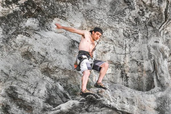 Young Male Climber Hanging Safety Rope Mountains — Stock Photo, Image