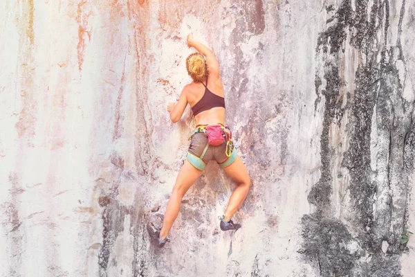 夏の日に安全装置なしで崖を登る若い女性 トーン — ストック写真