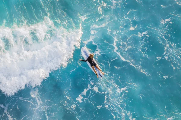 上から見る海でサーファー — ストック写真
