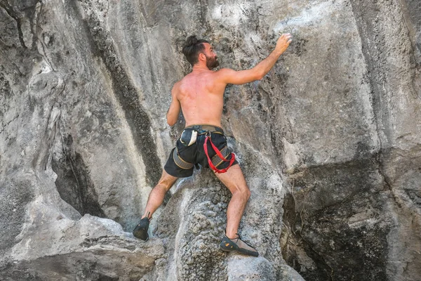 Young Bearded Man Climbs Cliff Safety Rope — Stock Photo, Image