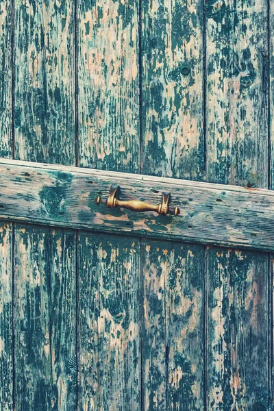 古い木造の青い金属のハンドルが付いているドアはクローズ アップ — ストック写真