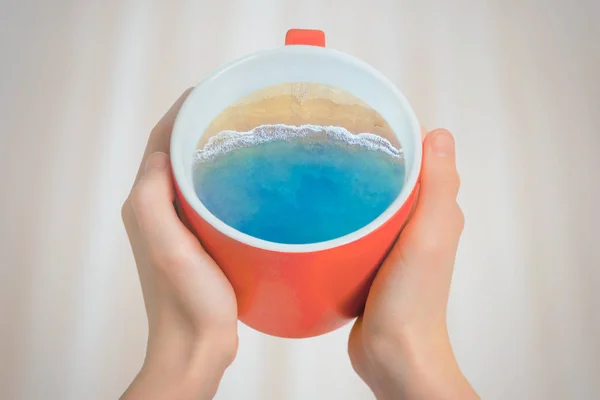 红色的一杯咖啡 里面有大海和海滩 创意理念 — 图库照片