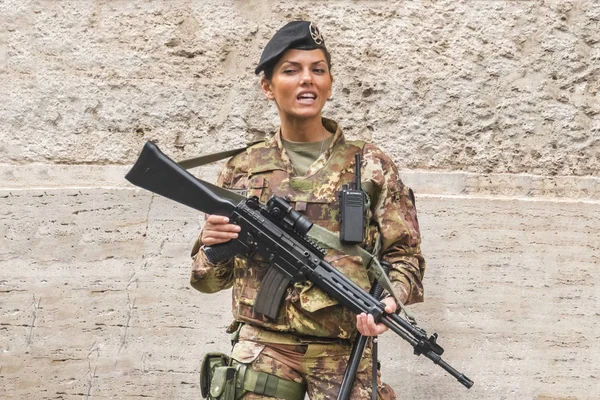 Roma Italia Octubre 2017 Hermosa Mujer Con Uniformes Militares Camuflaje —  Fotos de Stock