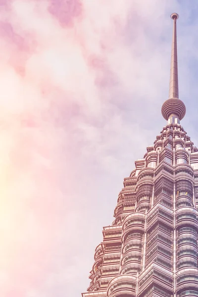 空の背景に高層ビルのトップ — ストック写真