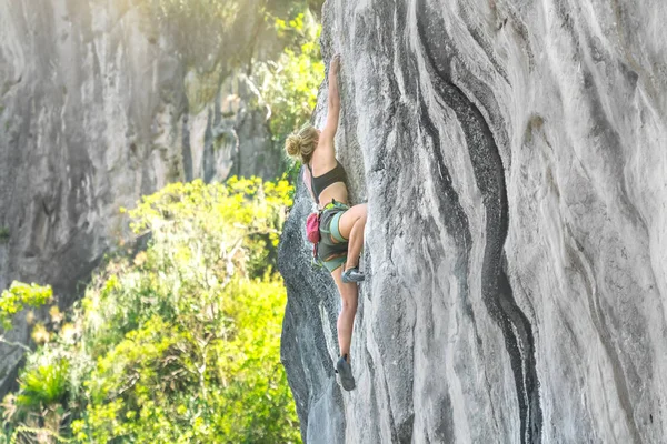 晴れた日に女性登山者が崖を登る — ストック写真