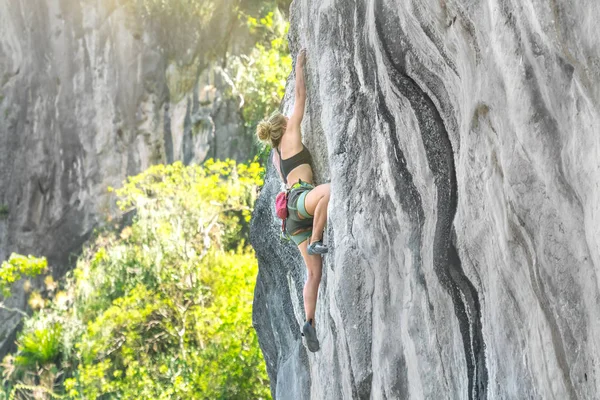 Uma Mulher Alpinista Sobe Penhasco Dia Ensolarado — Fotografia de Stock