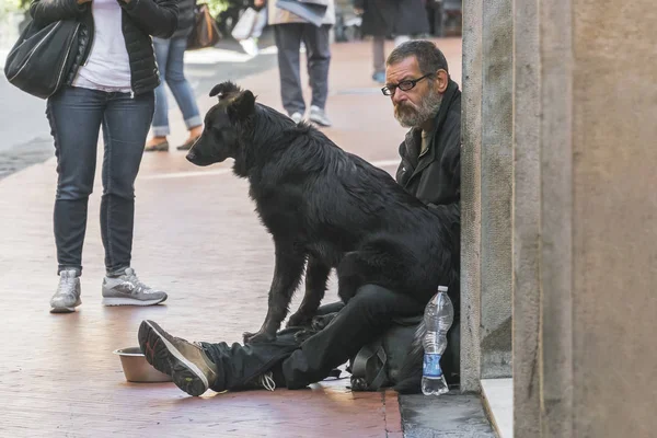 Pisa Italia Octubre 2017 Hombre Con Perro Mendigando Calle — Foto de Stock