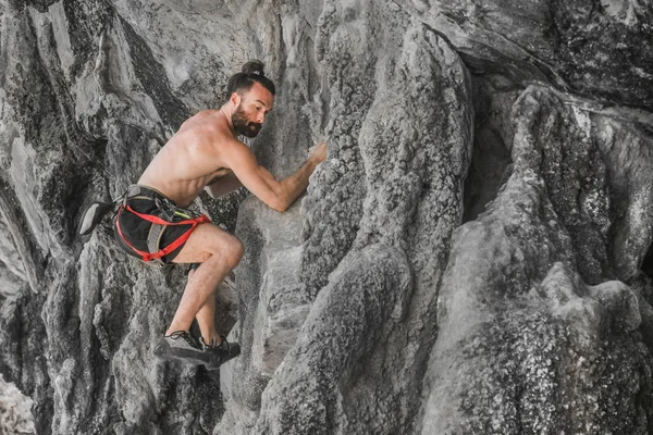 Young Bearded Male Climber Climbs Rock — Stock Photo, Image