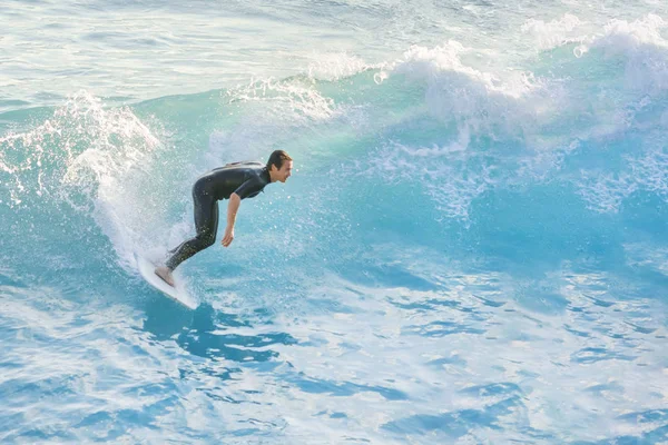 Bogliasco Itália Outubro 2017 Surfista Uma Prancha Branca Montando Uma — Fotografia de Stock