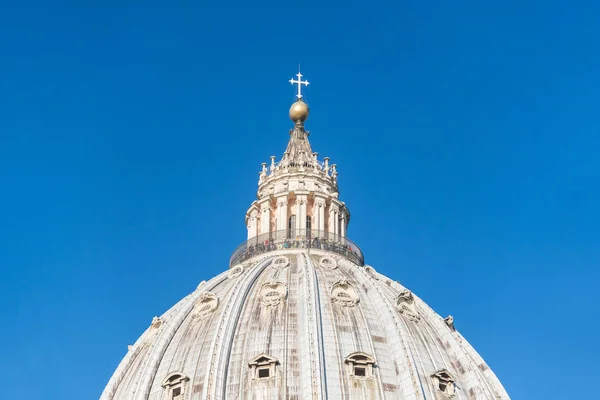 梵蒂冈圣彼得大教堂圆顶 映衬蓝天 — 图库照片