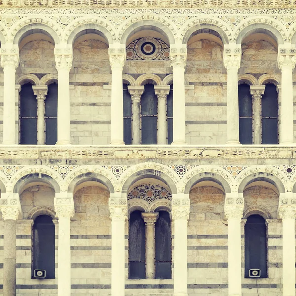 Красивый Фасад Старинного Здания Арками Колоннами — стоковое фото