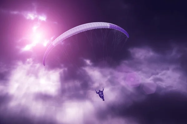 Tandem Paragliding Paarse Hemel — Stockfoto