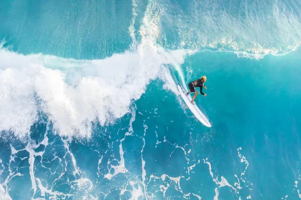 波の頂上のサーファー トップビュー — ストック写真