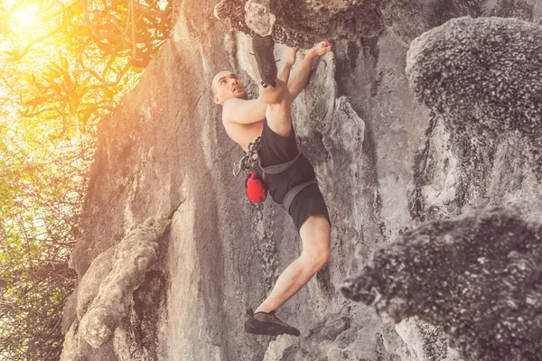 Young Male Mountaineer Climbs Cliff Sunny Day — Stock Photo, Image