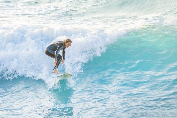 Bogliasco Itália Outubro 2017 Mulher Surfista Montando Uma Onda — Fotografia de Stock