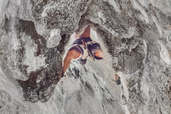 Een Man Het Beklimmen Van Een Klif — Stockfoto