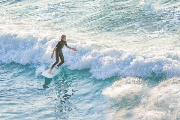 Bogliasco Itália Outubro 2017 Surfista Mulher Uma Prancha Branca Montando — Fotografia de Stock