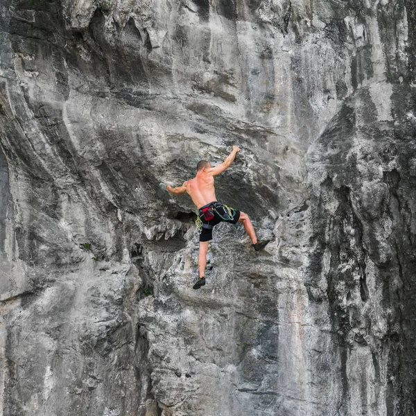 Genç Güçlü Bir Adam Güvenlik Halatı Olmadan Uçuruma Tırmanıyor Adrenalin — Stok fotoğraf