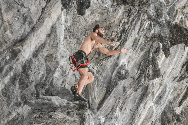 Extreme Climber Uma Borda Penhasco — Fotografia de Stock