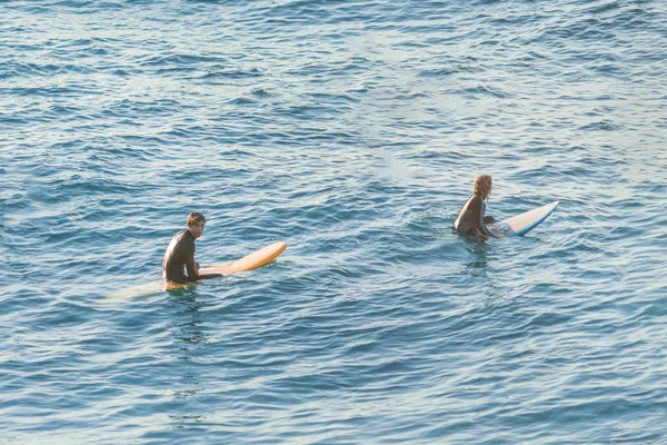 2017年10月6日 意大利博利亚斯科 两名冲浪者在海洋中 — 图库照片